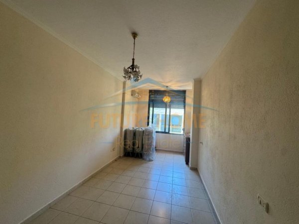Shkembi Kavajes, shitet apartament 1+1 Kati 4, 52 m² 65.000 €