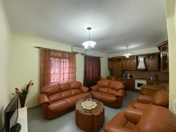 Tirane, jepet me qera apartament 4+1 Kati 2, 600 € 