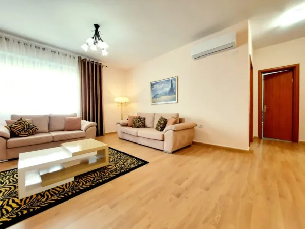 Tirane, jepet me qera apartament 2+1+Ballkon , 130 m² 900 € (Kopshti Zologjik)