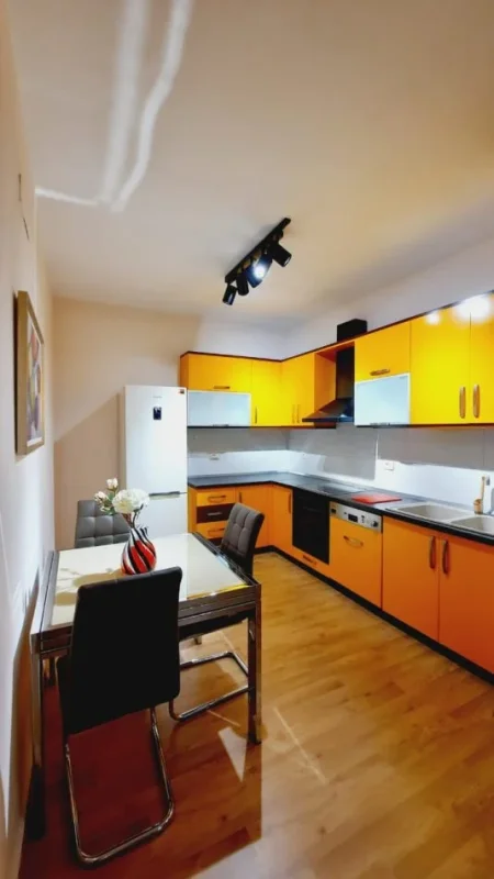 Tirane, jepet me qera apartament 2+1+Ballkon , 130 m² 900 € (Kopshti Zologjik)