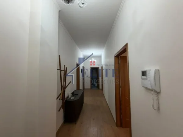 Tirane, jepet me qera apartament 2+1+Ballkon Kati 5, 110 m² 1.400 € (Garda e Republikes)