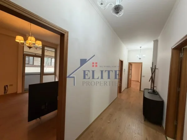 Tirane, jepet me qera apartament 2+1+Ballkon Kati 5, 110 m² 1.400 € (Garda e Republikes)