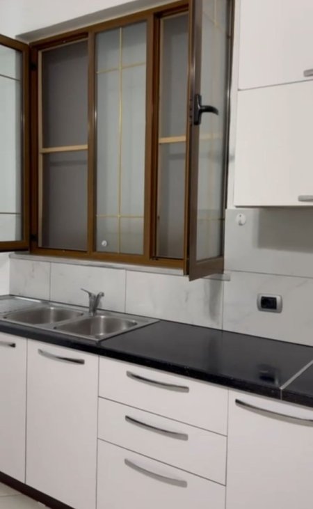 Tirane, jepet me qera apartament 1+1+Ballkon Kati 1, 60 m² 400 € (RRUGA PETI)