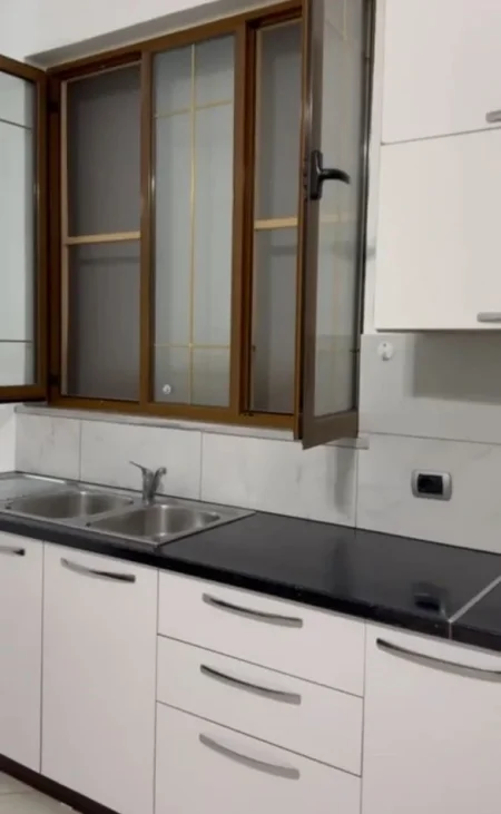 Tirane, jepet me qera apartament 1+1+Ballkon Kati 1, 60 m² 400 € (RRUGA PETI)