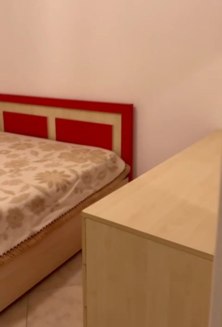Tirane, jepet me qera apartament 1+1+Ballkon Kati 1, 60 m² 400 € (RRUGA PETI)