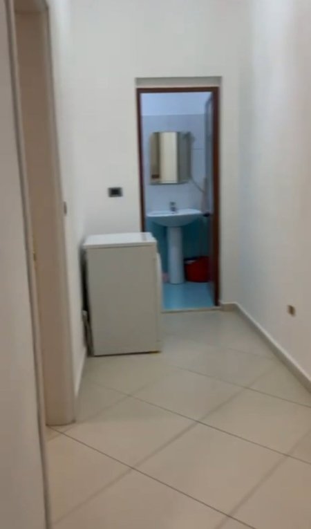 Tirane, jepet me qera apartament 1+1+Ballkon Kati 1, 60 m² 400 € (RRUGA PETI)