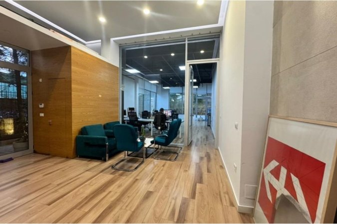 Tirane, jepet me qera zyre Kati 0, 220 m² 2.000 € (Kopshti Zoologjik)