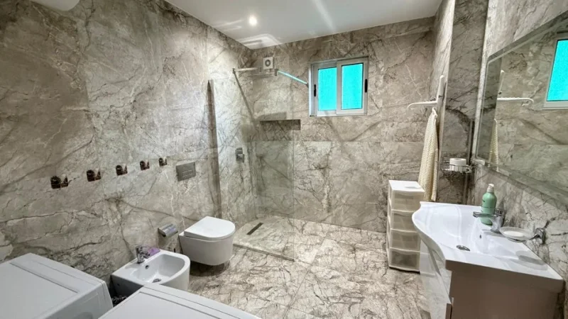 Tirane, jepet me qera apartament 3+1 , 125 m² 700 € (Komuna e parisit)