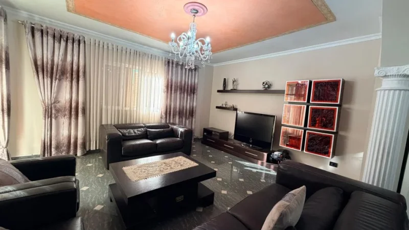 Tirane, jepet me qera apartament 3+1 , 125 m² 700 € (Komuna e parisit)