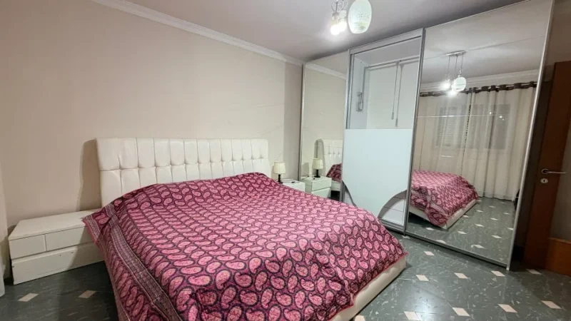 Tirane, jepet me qera apartament 3+1 , 125 m² 700 € (Komuna e parisit)