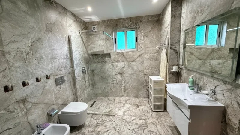 Tirane, jepet me qera apartament 3+1 , 125 m² 700 € (Komuna e parisit)