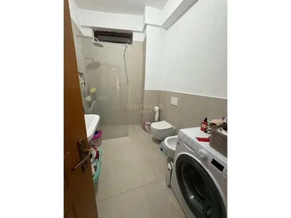 Shqiperi, jepet me qera apartament 2+1 Kati 3, 110 m² 570 € (Shkolla e Kuqe)