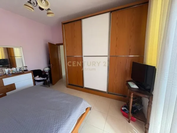 Shqiperi, jepet me qera apartament 2+1 Kati 3, 110 m² 570 € (Shkolla e Kuqe)