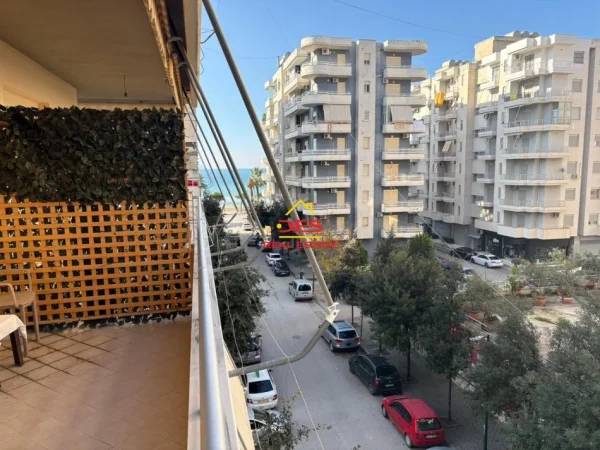 Vlore, jepet me qera apartament 1+1+Ballkon Kati 4, 70 m² 400 € (Rruga Rushit Gurishova)