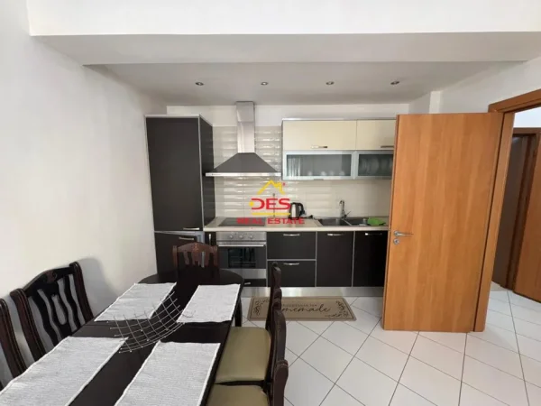 Vlore, jepet me qera apartament 1+1+Ballkon Kati 4, 70 m² 400 € (Rruga Rushit Gurishova)