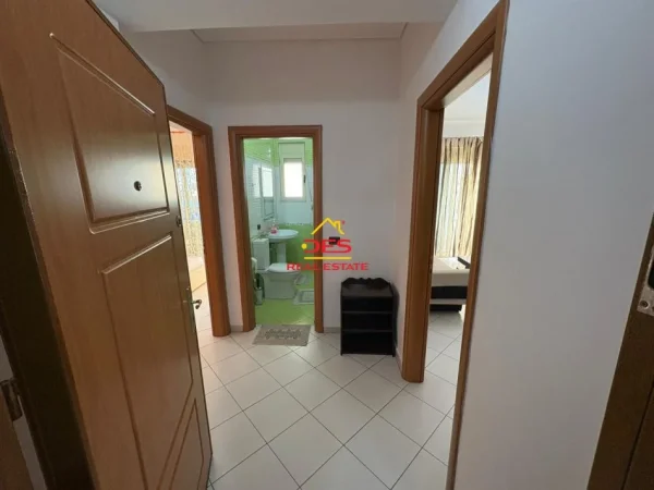 Vlore, jepet me qera apartament 1+1+Ballkon Kati 4, 70 m² 400 € (Rruga Rushit Gurishova)