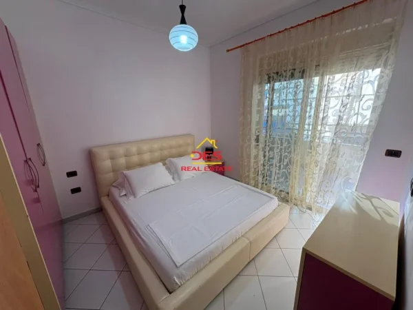 Vlore, jepet me qera apartament 1+1+Ballkon Kati 4, 70 m² 400 € (Rruga Rushit Gurishova)