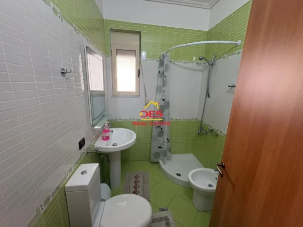 Vlore, jepet me qera apartament 1+1+Ballkon Kati 4, 70 m² 400 € (Rruga Rushit Gurishova)