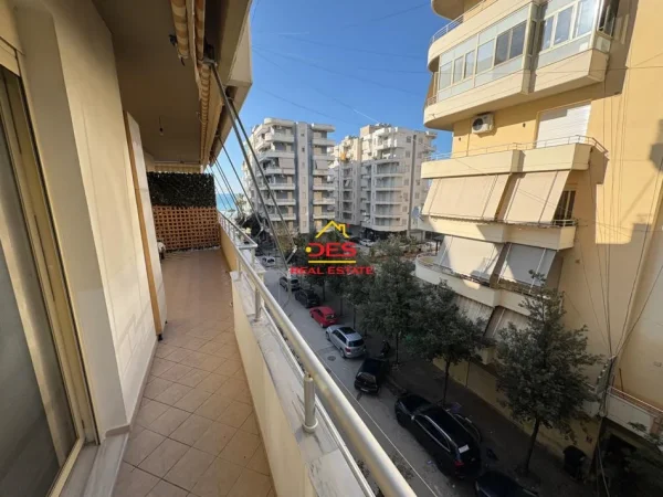 Vlore, jepet me qera apartament 1+1+Ballkon Kati 4, 70 m² 400 € (Rruga Rushit Gurishova)