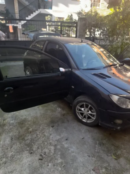 Durres, shitet makine Peugeot Nafte, e zeze manuale Klima 1.000 €