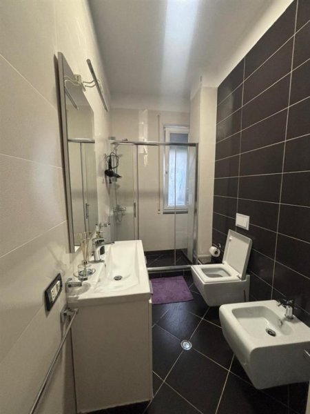 Tirane, jepet me qera apartament 1+1+Ballkon Kati 1, 85 m² 600 € (KOPSHTI BOTANIK)