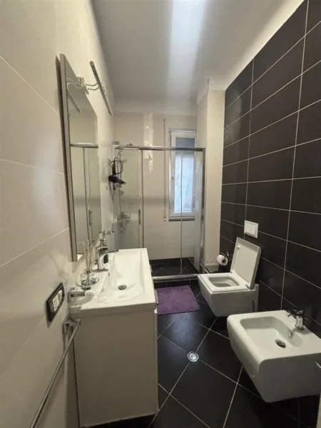 Tirane, jepet me qera apartament 1+1+Ballkon Kati 1, 85 m² 600 € (KOPSHTI BOTANIK)