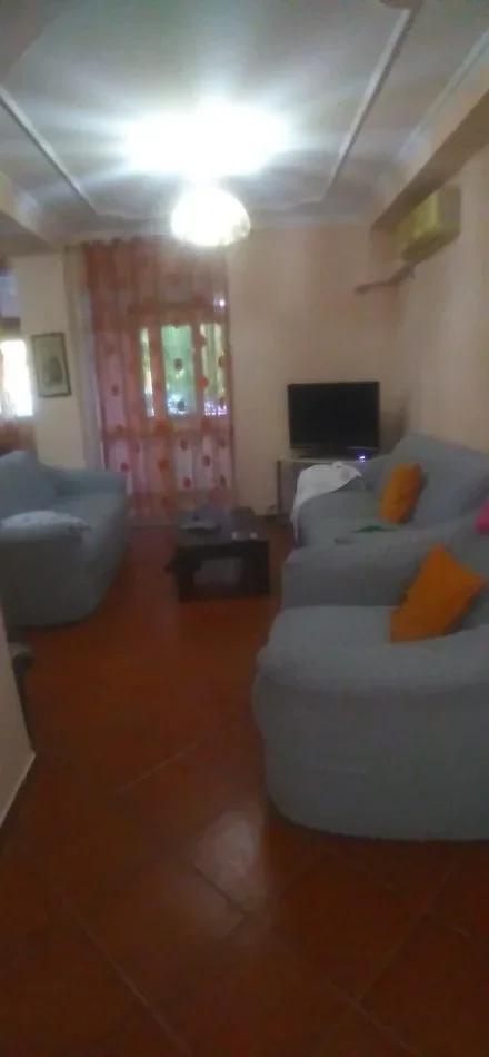 Tirane, jepet me qera apartament 2+1 Kati 1, 700 € 