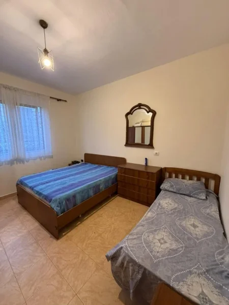 Tirane, jepet me qera apartament 1+1+Ballkon Kati 2, 65 m² 400 € (STACIONI TRENIT HIPOTEKA)