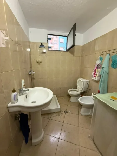Tirane, jepet me qera apartament 1+1+Ballkon Kati 2, 65 m² 400 € (STACIONI TRENIT HIPOTEKA)