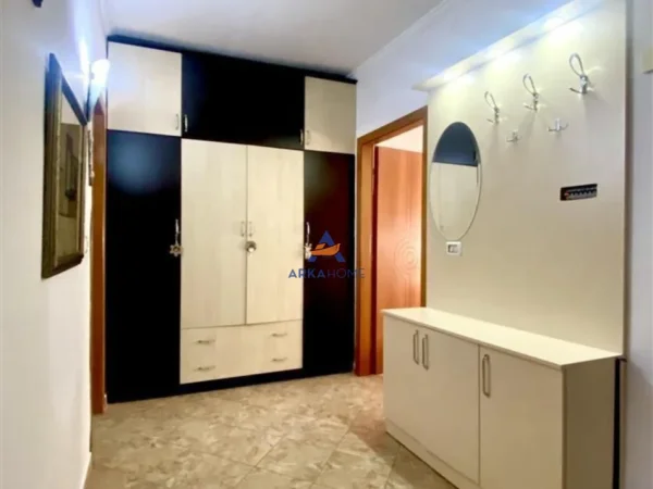 Tirane, shitet apartament 1+1+Ballkon Kati 4, 98.700 €