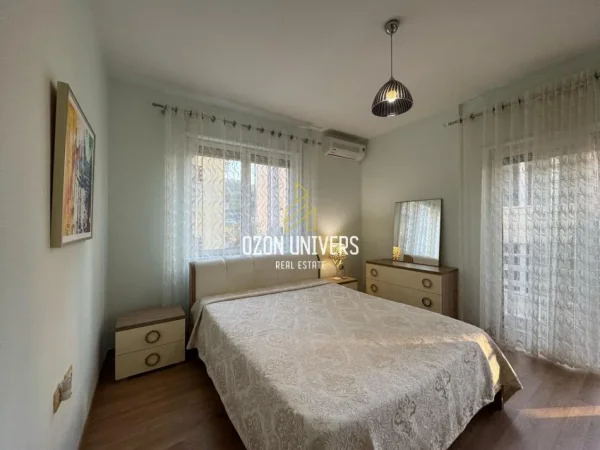 Tirane, jepet me qera apartament 2+1+Ballkon Kati 2, 115 m² 80,000 lekë/muaj (Kopshti Zoologjik)