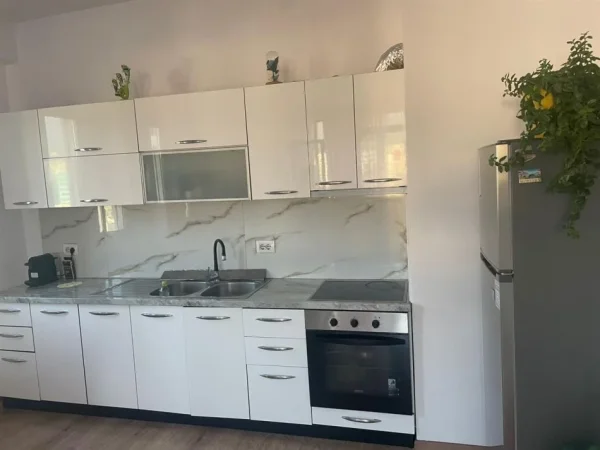 Tirane, jepet me qera apartament 2+1+Ballkon Kati 8, 100 m² 700 € (PORCELAN)