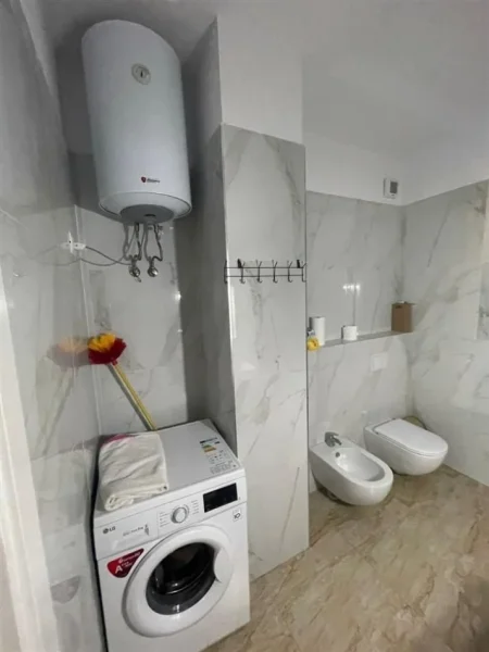 Tirane, jepet me qera apartament 2+1+Ballkon Kati 8, 100 m² 700 € (PORCELAN)