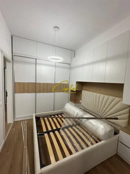 Tirane, jepet me qera apartament 1+1 Kati 3, 52 m² 420 € (ALI DEMI)