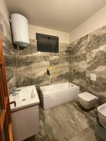 Tirane, jepet me qera apartament 2+1+Ballkon Kati 0, 120 m² 700 € (21 DHJETORI)