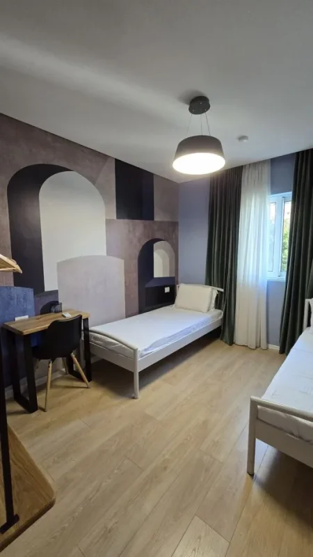 Tirane, jepet me qera apartament 2+1 Kati 1, 75 m² 1.600 € (QENDER)