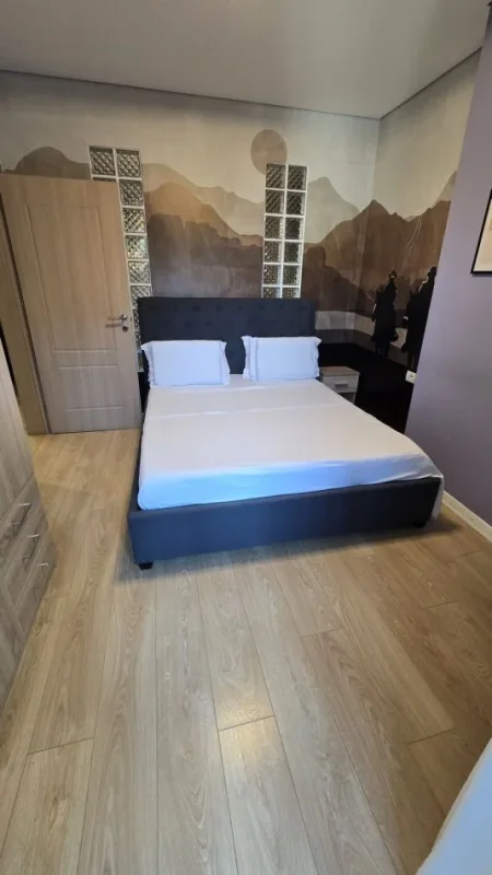 Tirane, jepet me qera apartament 2+1 Kati 1, 75 m² 1.600 € (QENDER)