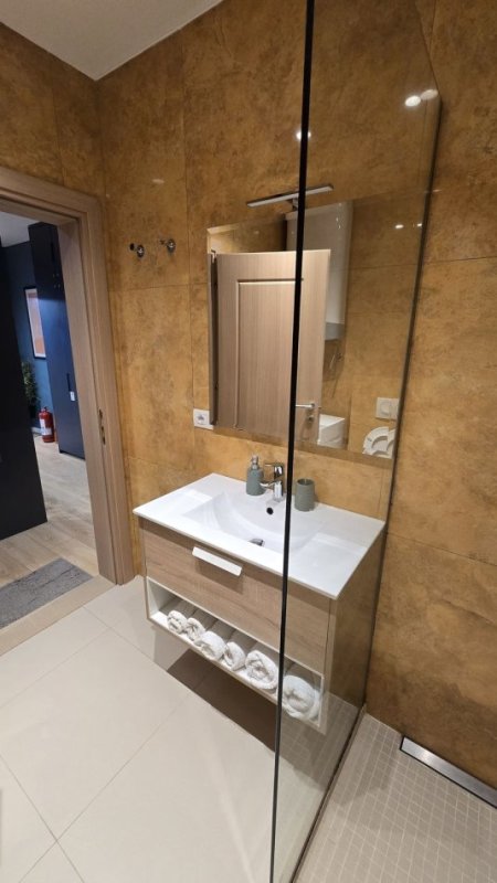 Tirane, jepet me qera apartament 2+1 Kati 1, 75 m² 1.600 € (QENDER)