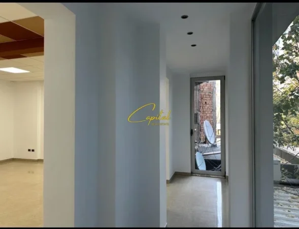 Tirane, jepet me qera ambjent biznesi Kati 2, 100 m² 1.000 € (ISH BLLOKU)