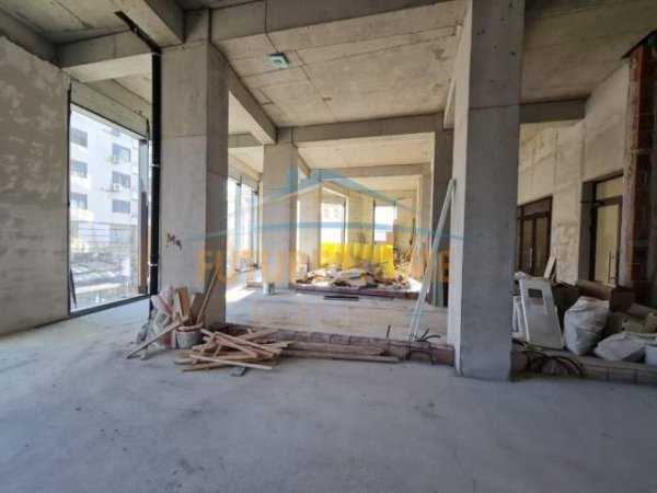 Tirane, jap me qera ambjent biznesi Kati 1, 400 m² 6.000 Euro (Qender)