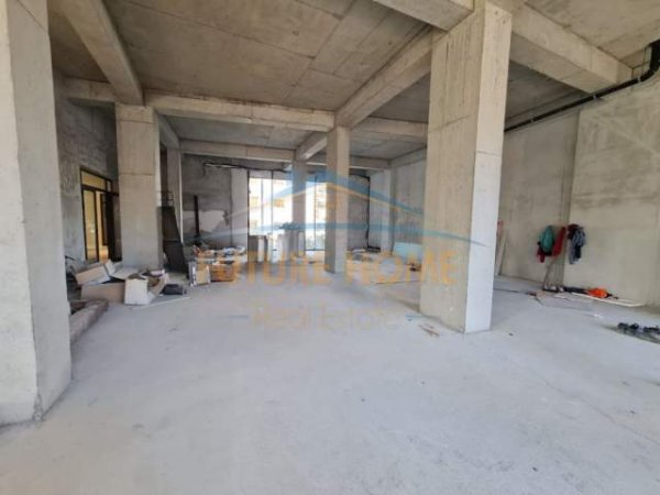 Tirane, jap me qera ambjent biznesi Kati 1, 400 m² 6.000 Euro (Qender)