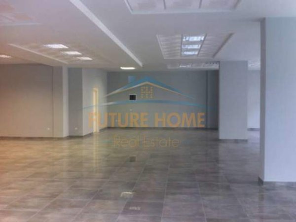 Tirane, jap me qera ambjent biznesi Kati 0, 425 m² 3.200 Euro (Selvia)