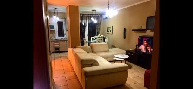 Tirane, jap me qera Penthouse Kati 6, 70 m² 45 Euro (Barrikadave)