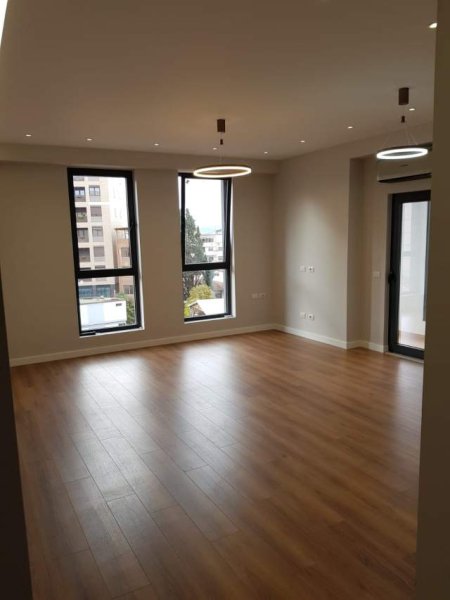 Tirane, jepet me qera ambjent biznesi Kati 6, 111 m² 700 Euro (Rruga e Barrikadave)