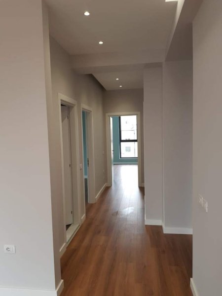 Tirane, jepet me qera ambjent biznesi Kati 6, 111 m² 700 Euro (Rruga e Barrikadave)