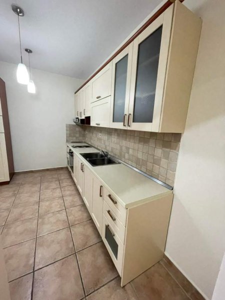 Tirane, jap me qera ambjent 2+1 Kati 6, 132 m² 1.000 Euro (Rruga Ibrahim Rugova)