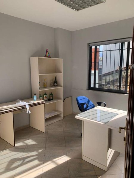 Tirane, jap me qera ambjent biznesi Kati 1, 85 m² 420 Euro (Selvia)