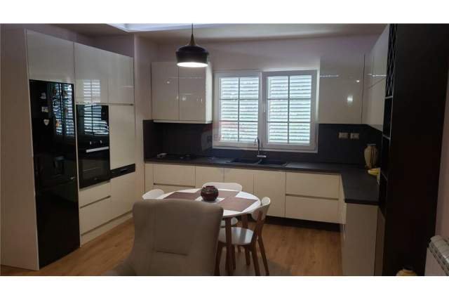 Tirane, jap me qera apartament 2+1+BLK Kati 3, 110 m² 450 Euro (Prane Spitalit Amerikan 2)