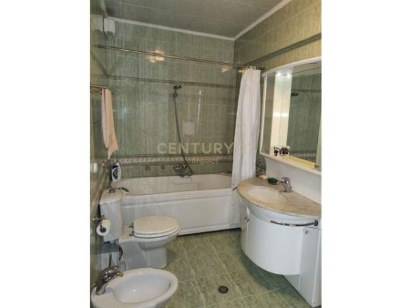 Tirane, jepet me qera Penthouse 3+1+BLK Kati 12, 220 m² 1.000 Euro