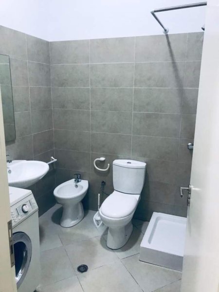 Tirane, jap me qera apartament 1+1 ne zones e Freskut 380 Euro (Muhamet Deliu)